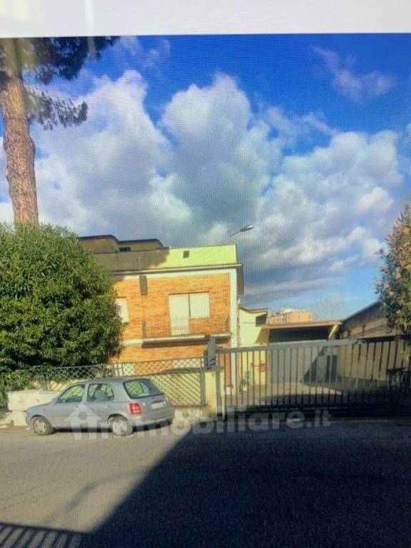 negozio in affitto a Roma in zona Tor Cervara