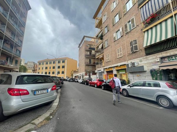 negozio in affitto a Roma in zona Cinecittà