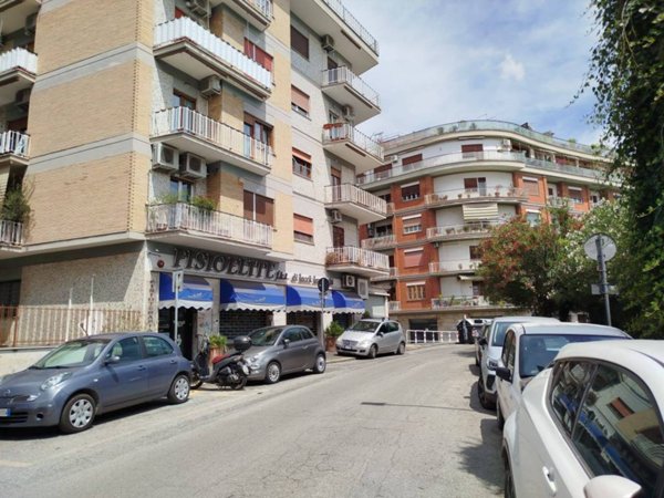 negozio in affitto a Roma in zona Appio Latino