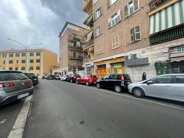 locale commerciale in affitto a Roma in zona Tuscolano