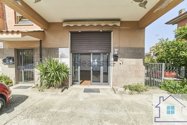 locale commerciale in affitto a Roma in zona Finocchio