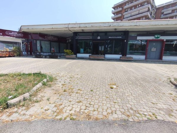 negozio in affitto a Roma in zona Torrino