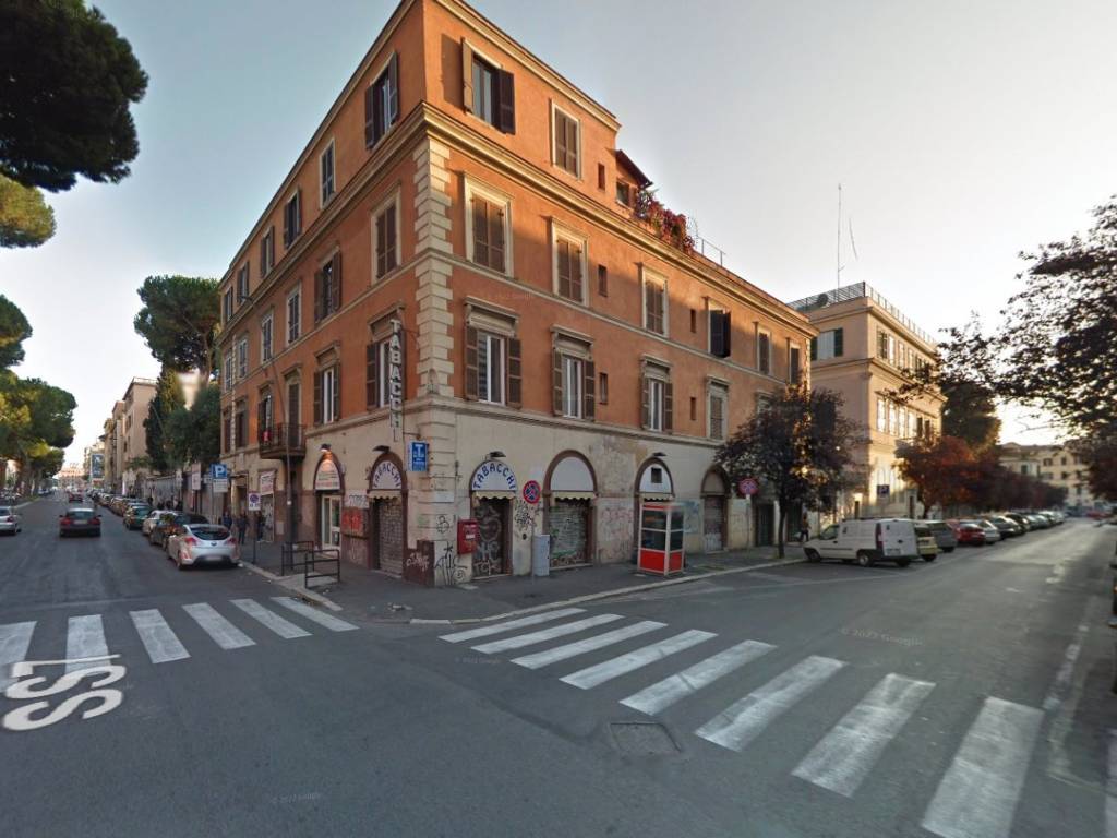 negozio in affitto a Roma in zona Appio Latino