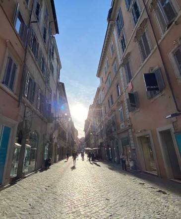 negozio in affitto a Roma in zona Trevi-Colonna