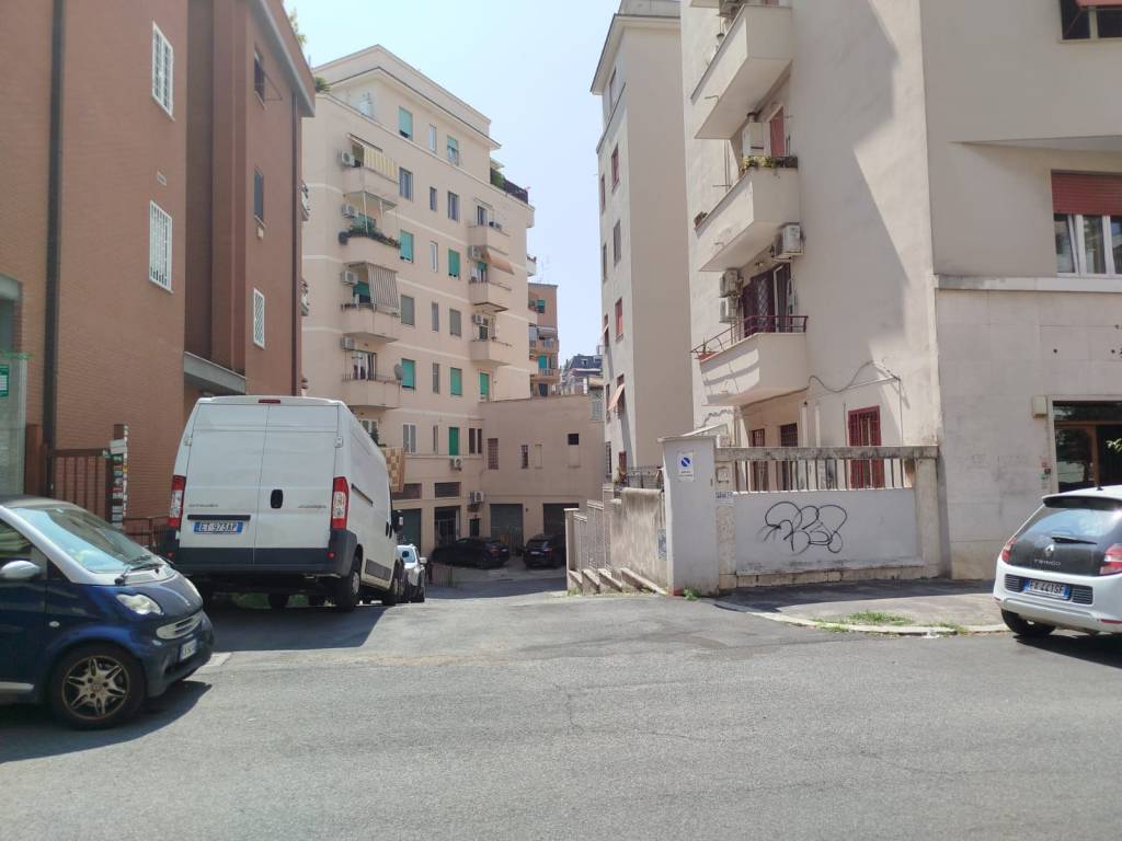 negozio in affitto a Roma in zona Tuscolano