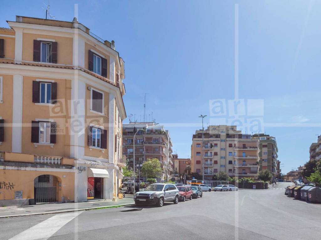 negozio in affitto a Roma in zona Appio Latino