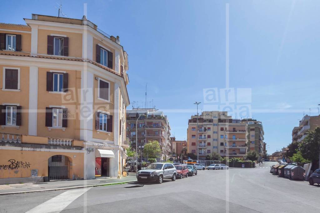 negozio in affitto a Roma in zona Appio Latino