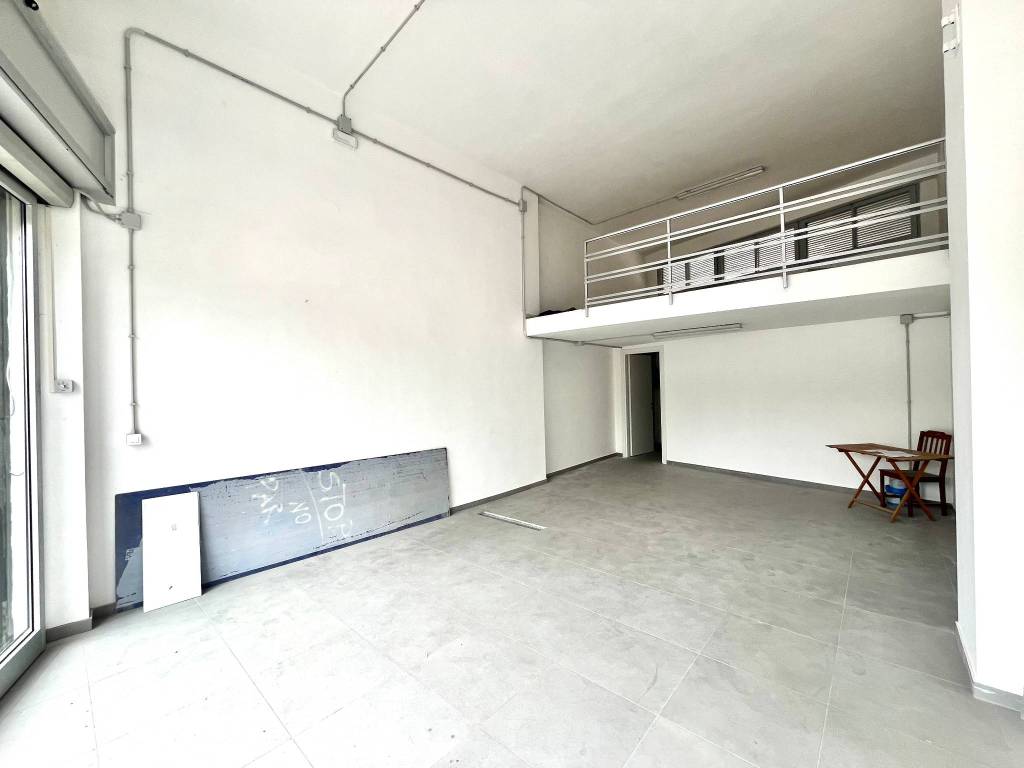 negozio in affitto a Roma in zona Cinecittà