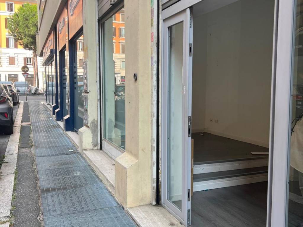 negozio in affitto a Roma in zona Tuscolano