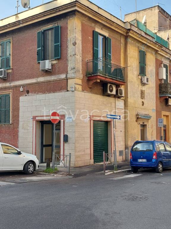 negozio in affitto a Roma in zona Tuscolano