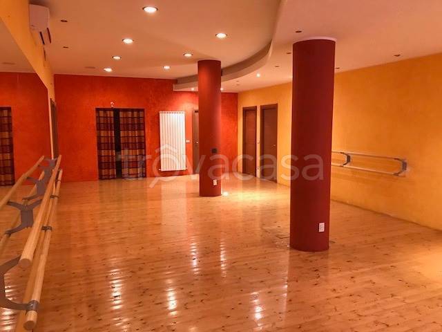 negozio in affitto a Roma in zona Appio Pignatelli