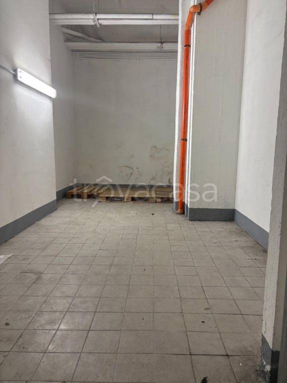 locale di sgombero in affitto a Roma in zona Ardeatino