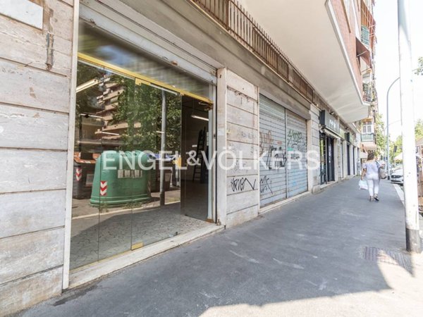 negozio in affitto a Roma in zona Appio Claudio