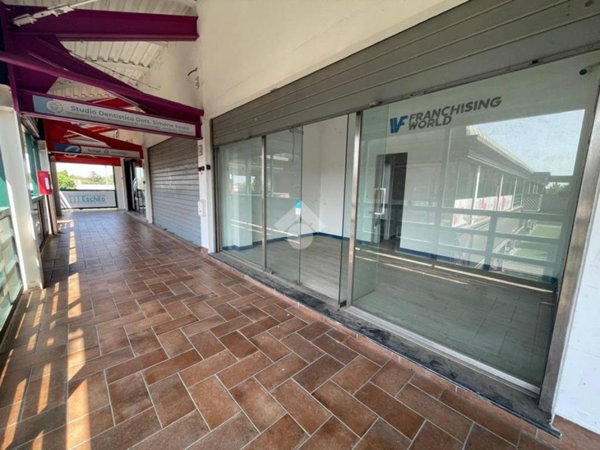 negozio in affitto a Roma in zona Axa