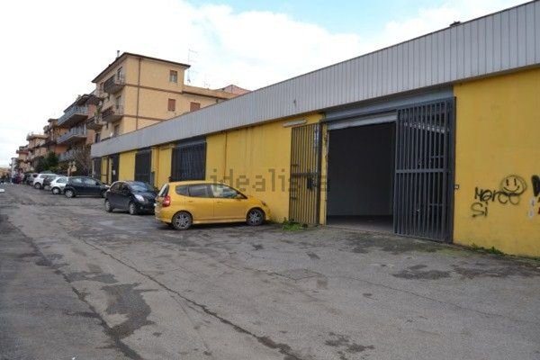 locale commerciale in affitto a Roma in zona Torre Angela