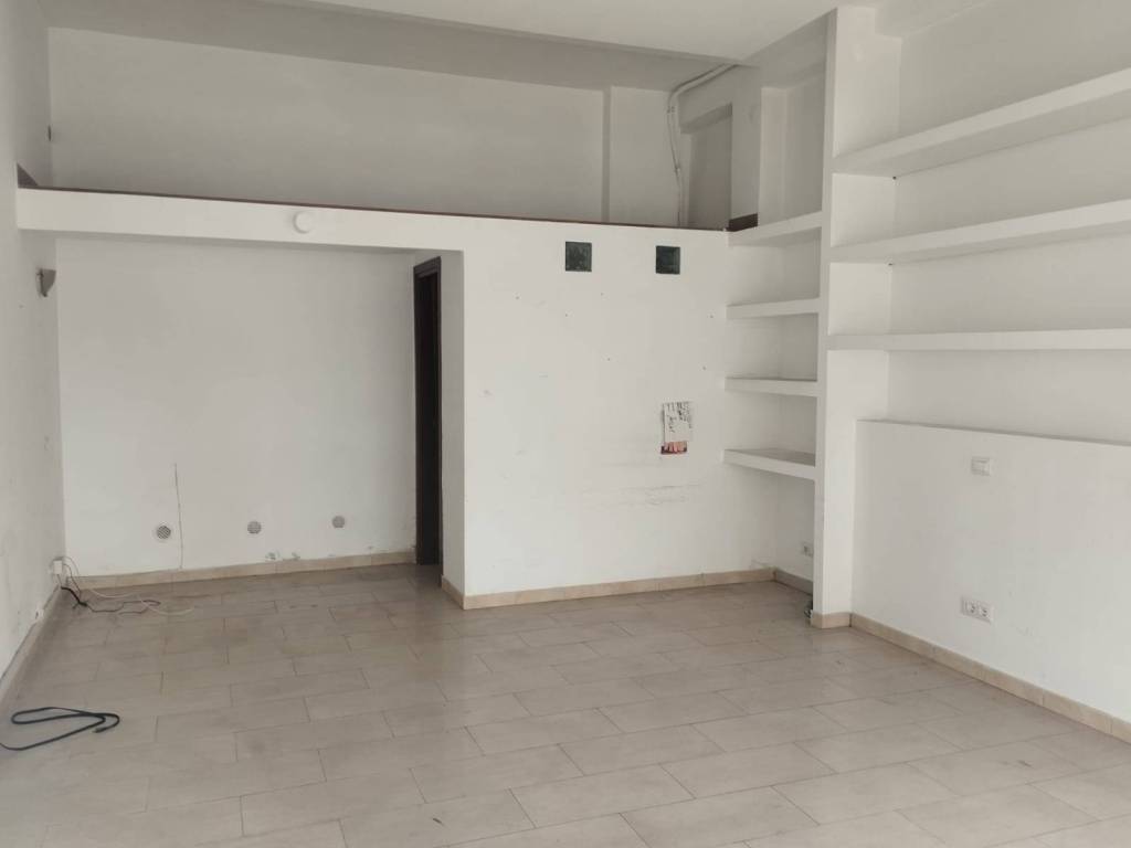 negozio in affitto a Roma in zona Torre Angela
