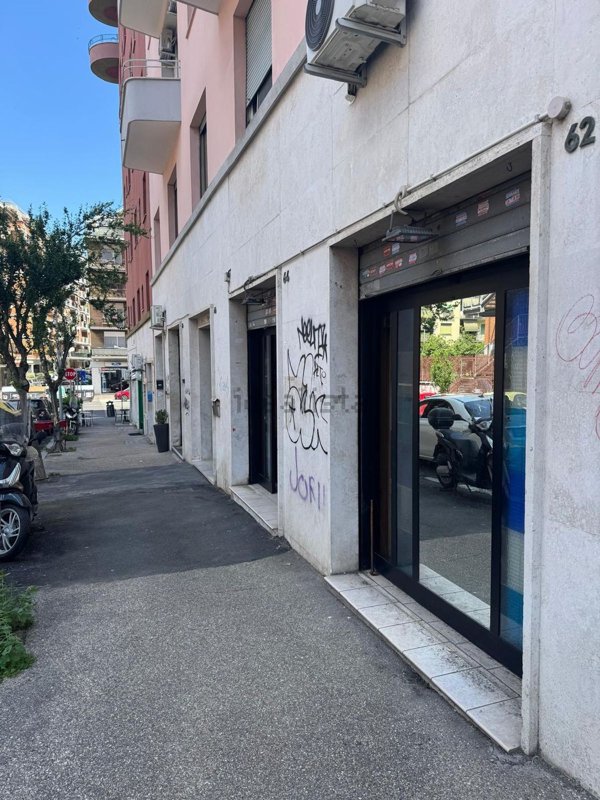 negozio in affitto a Roma in zona Tuscolano