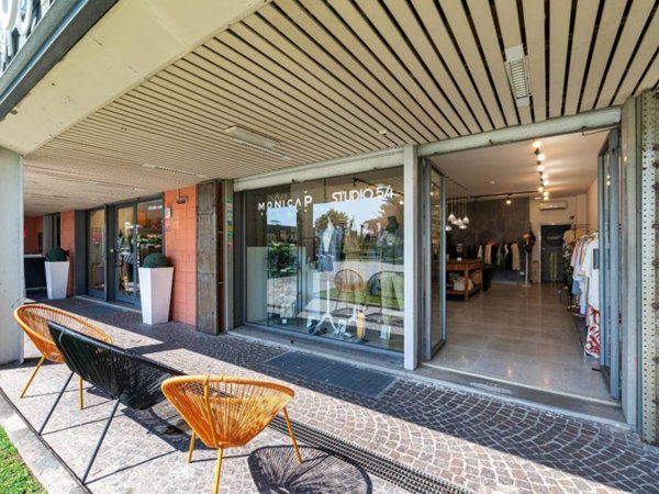locale commerciale in affitto a Roma in zona Axa