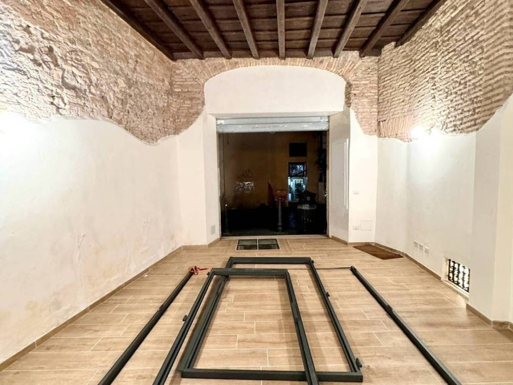 negozio in affitto a Roma in zona Rione Regola