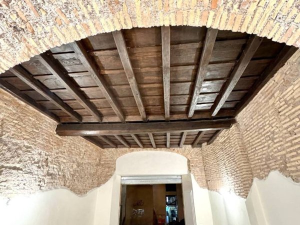 negozio in affitto a Roma in zona Rione Regola