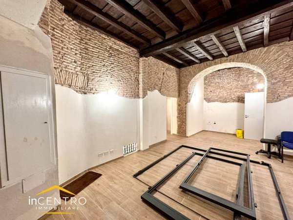 negozio in affitto a Roma in zona Rione Regola