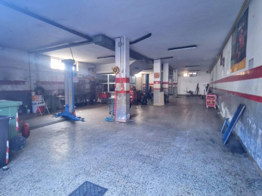 locale commerciale in affitto a Roma in zona Torre Angela