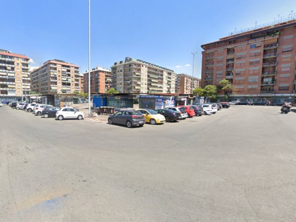 negozio in affitto a Roma in zona Cinecittà