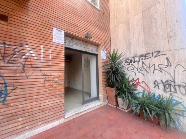 negozio in affitto a Roma in zona Tuscolano
