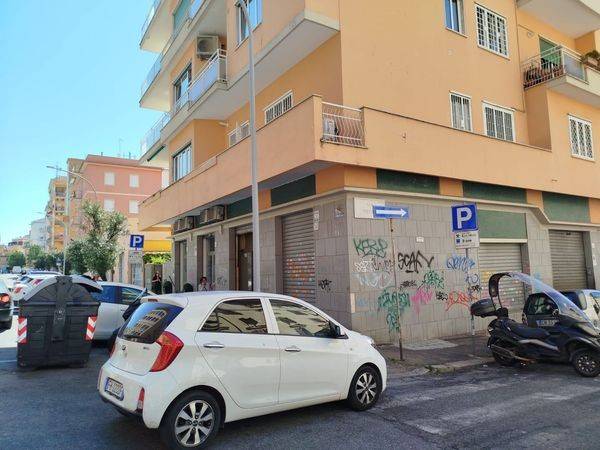 negozio in affitto a Roma in zona Tuscolano