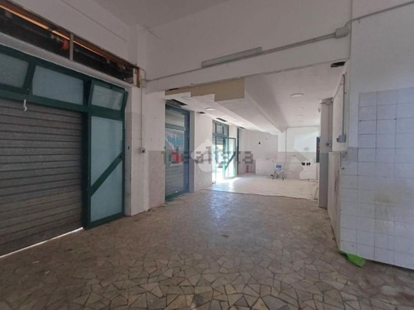 locale commerciale in affitto a Roma in zona Tuscolano