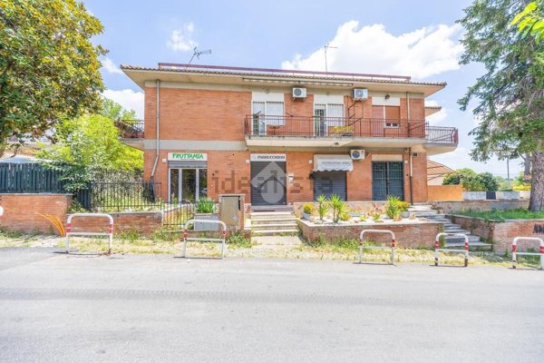 negozio in affitto a Roma in zona Lunghezza