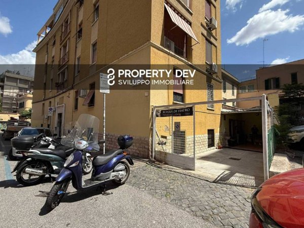 negozio in affitto a Roma in zona Tuscolano