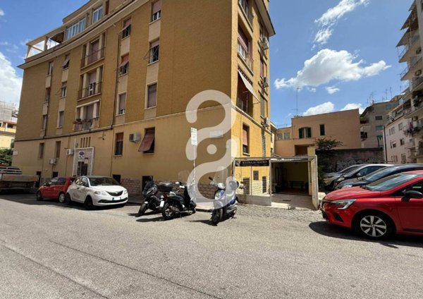 negozio in affitto a Roma in zona Tuscolano