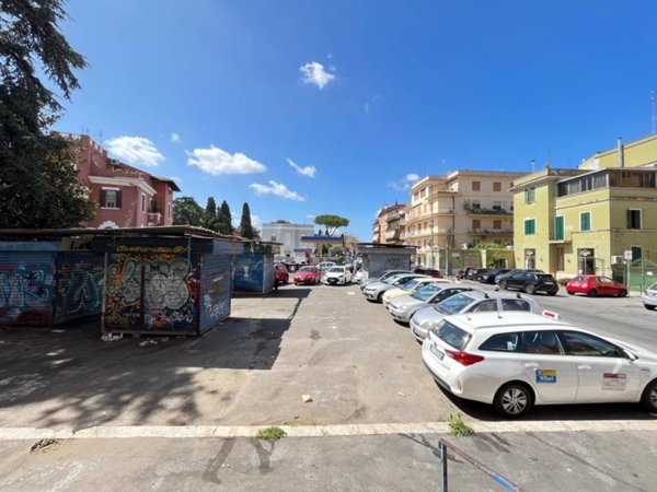 negozio in affitto a Roma in zona La Pisana