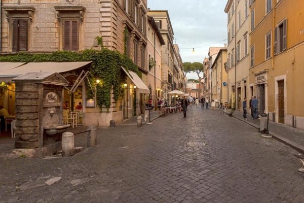 locale commerciale in affitto a Roma in zona Rione Borgo
