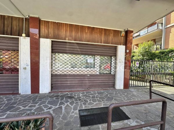 negozio in affitto a Roma in zona Tomba di Nerone