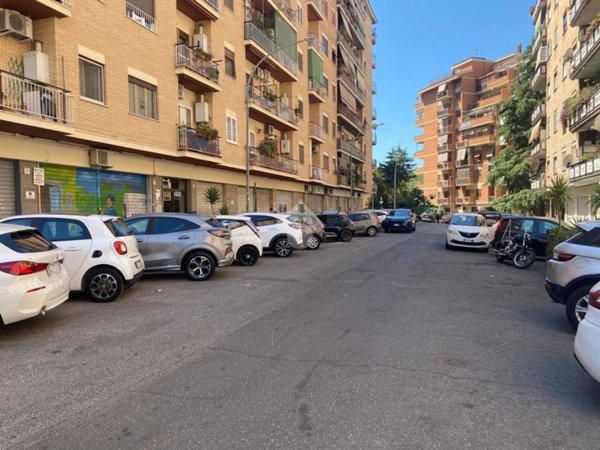 negozio in affitto a Roma in zona Tuscolano