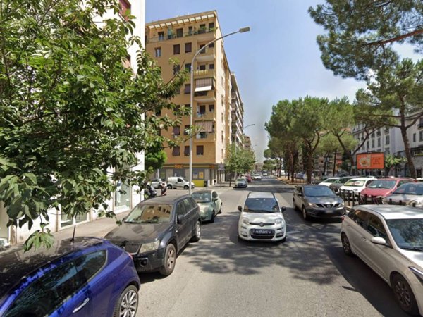 negozio in affitto a Roma in zona Appio Latino
