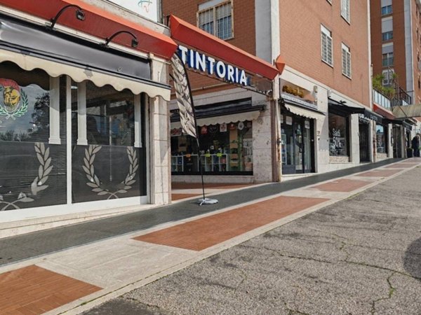negozio in affitto a Roma in zona San Basilio