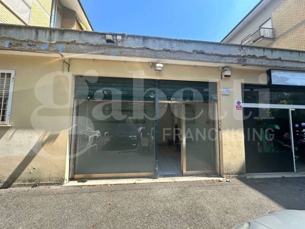 negozio in affitto a Roma in zona Tor de' Cenci