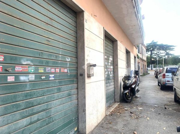 negozio in affitto a Roma in zona Tuscolano