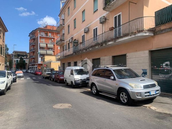 negozio in affitto a Roma in zona Tuscolano