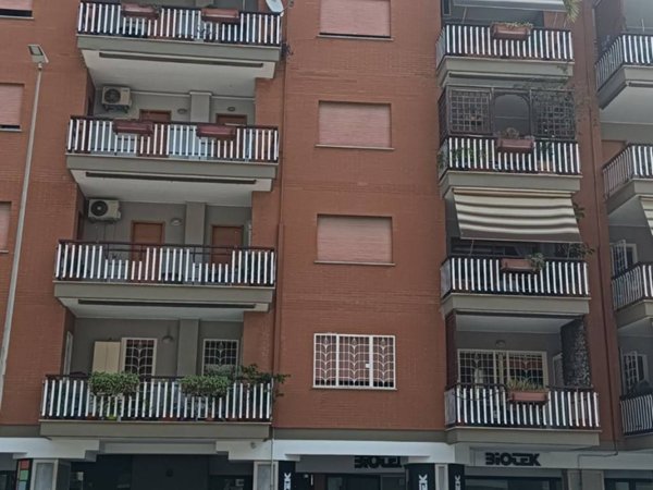negozio in affitto a Roma in zona Torrino