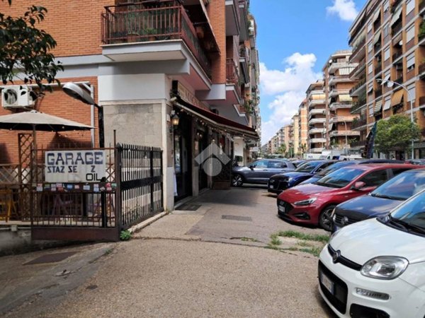 negozio in affitto a Roma in zona Appio Claudio