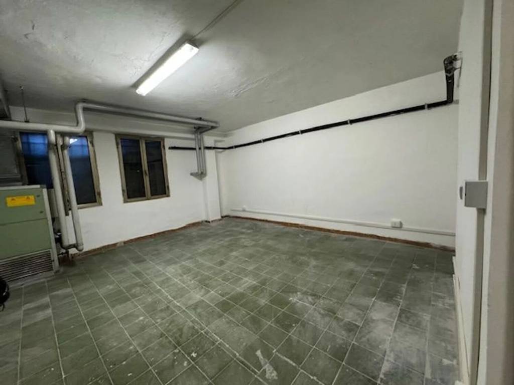 locale di sgombero in affitto a Roma in zona Acilia