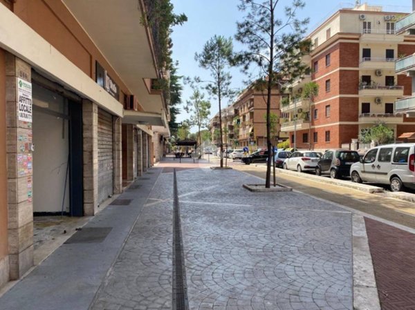 negozio in affitto a Roma in zona Appio Claudio