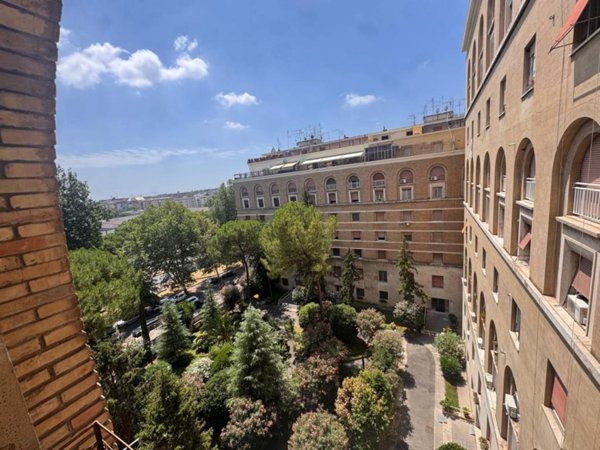 negozio in affitto a Roma in zona EUR