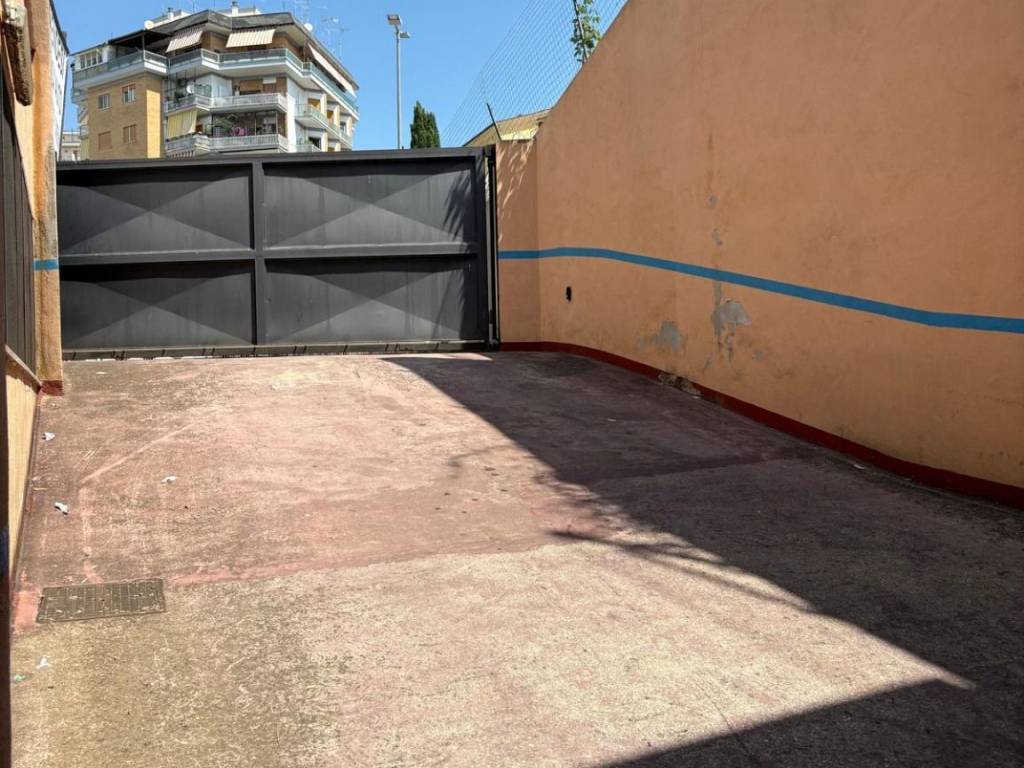 locale di sgombero in affitto a Roma in zona Aurelio