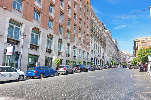 negozio in affitto a Roma in zona Trevi-Colonna