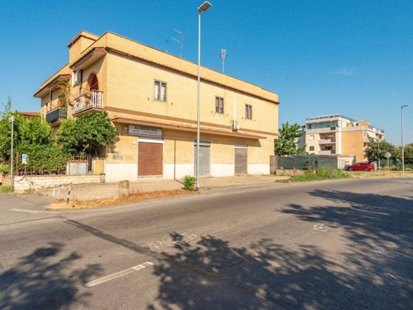 negozio in affitto a Roma in zona Castelverde